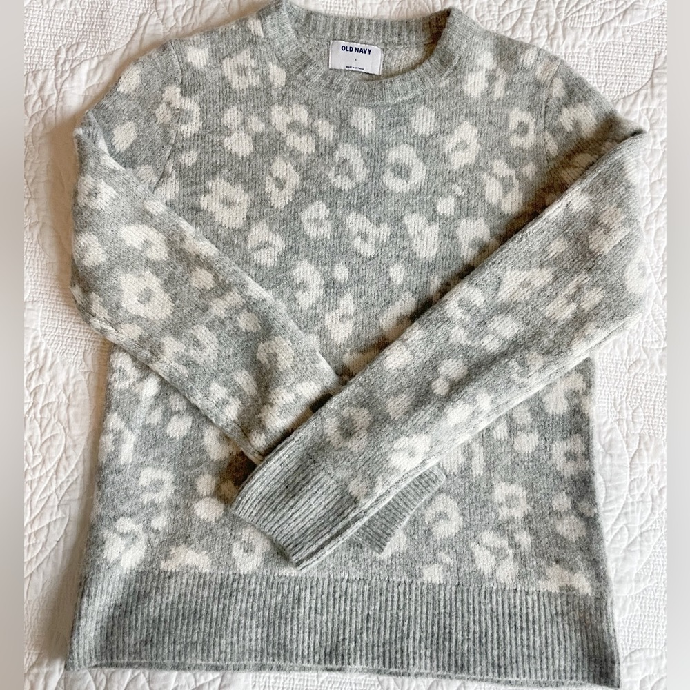 Old navy small‎ sweater leopard print